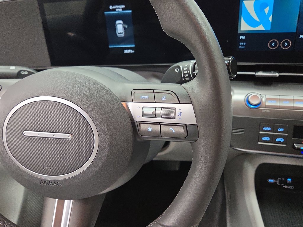 2025 Hyundai Kona SEL - Photo 18