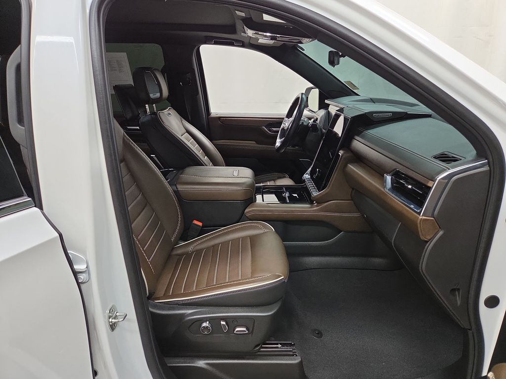 2025 GMC Yukon Denali Ultimate - Photo 13