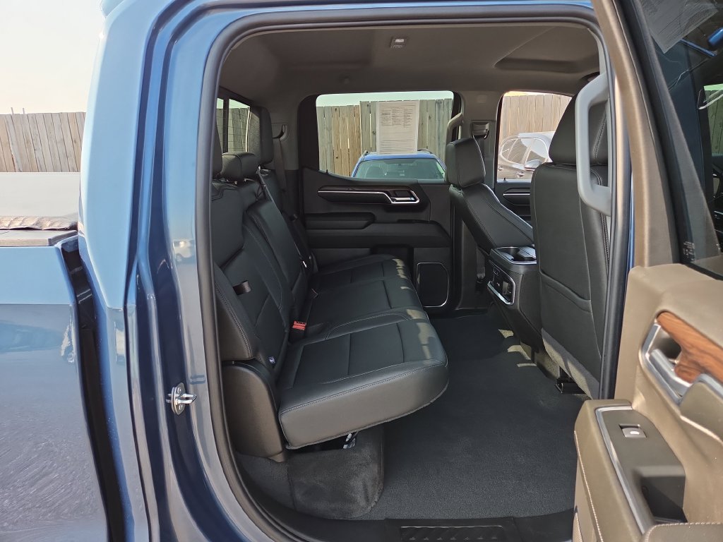 2024 GMC Sierra 1500 SLT - Photo 9