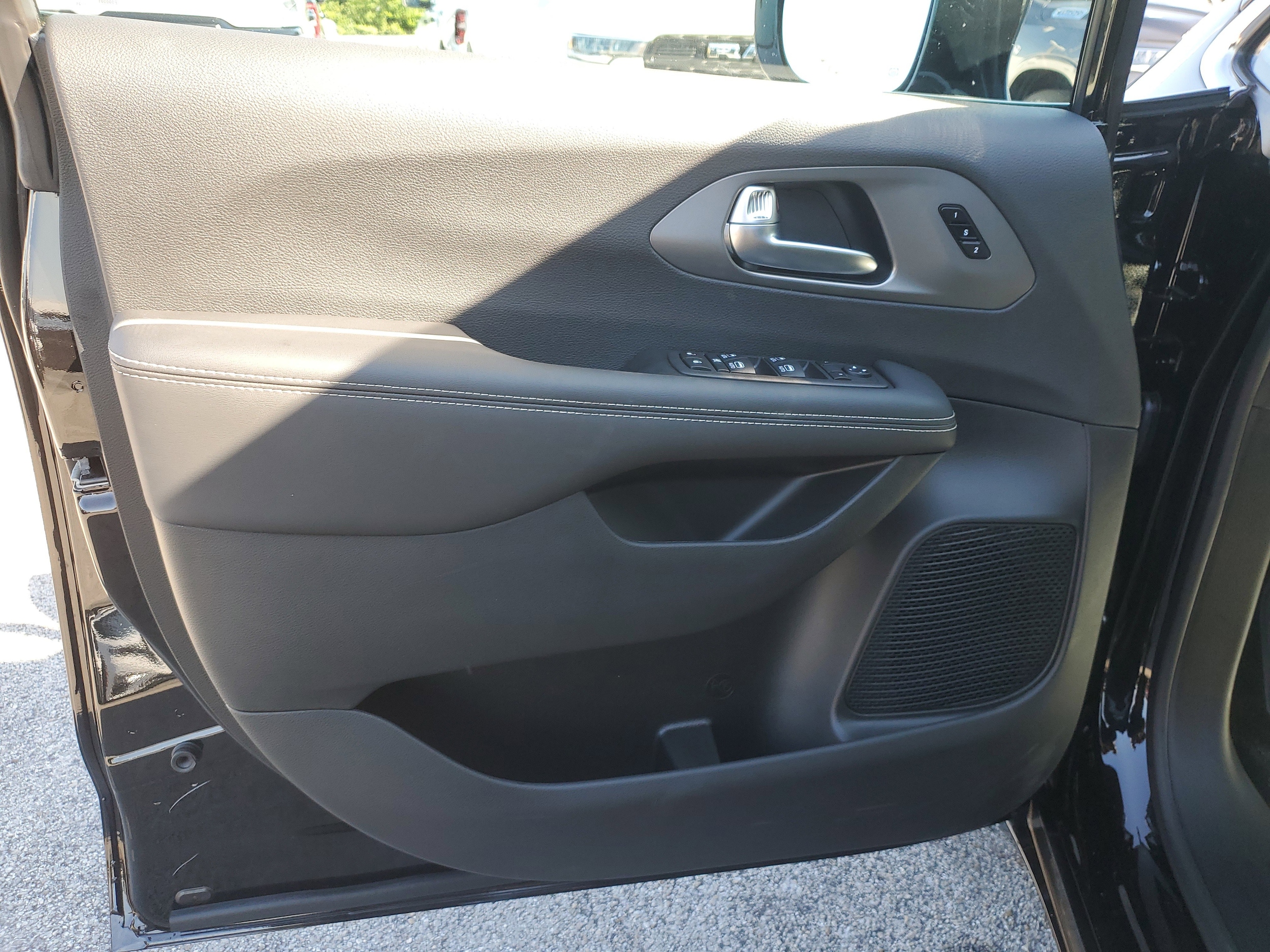 2026 Chrysler Pacifica Select - Photo 11