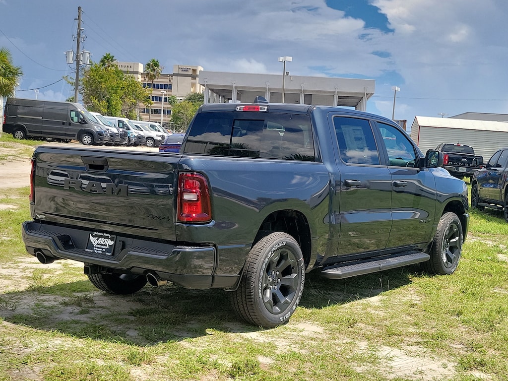 New 2026 Ram 1500 EXPRESS CREW CAB 4X4 5'7 BOX Pickup
