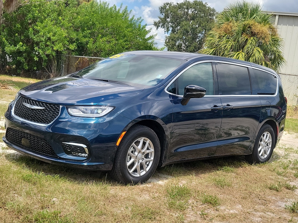 Used 2025 Chrysler Pacifica Select Van Passenger Van