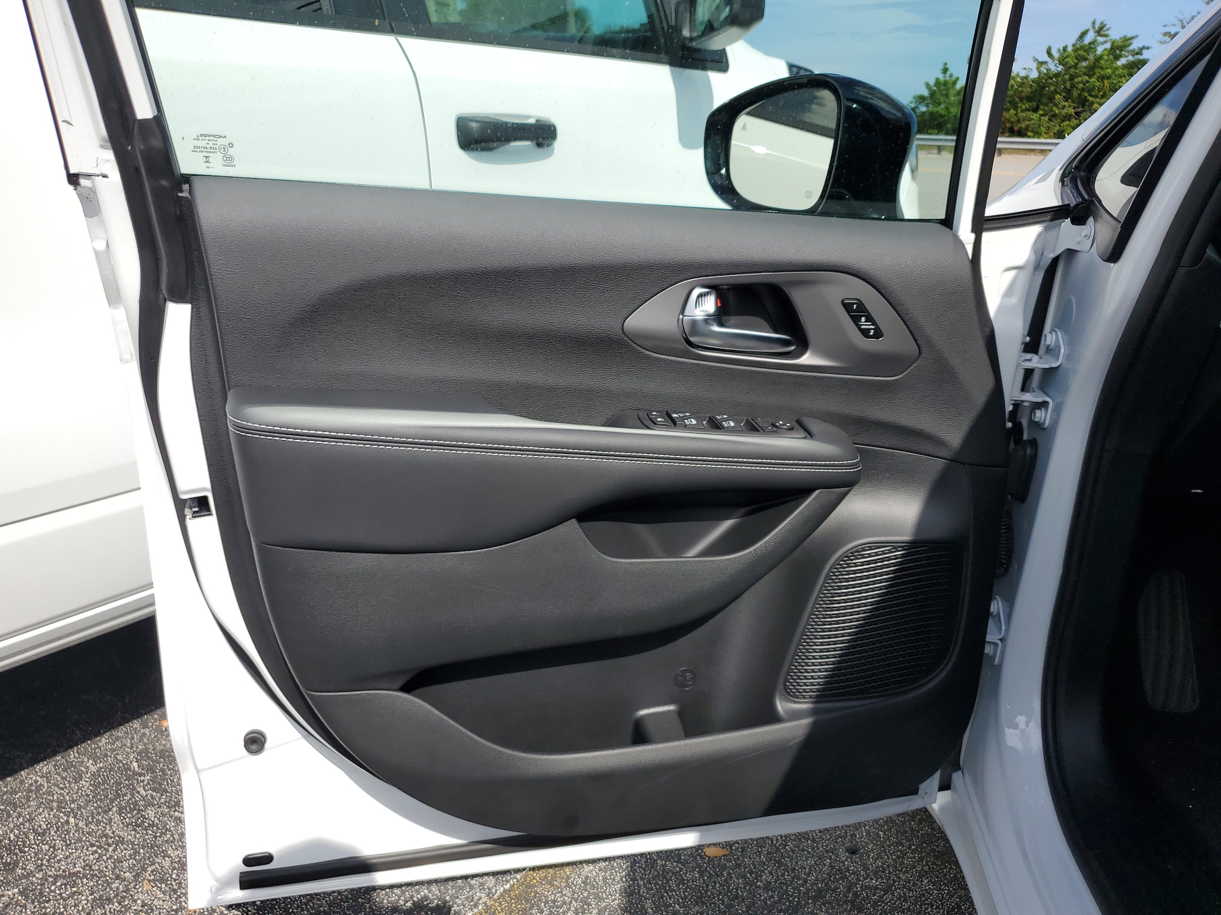 2025 Chrysler Pacifica Select - Photo 7