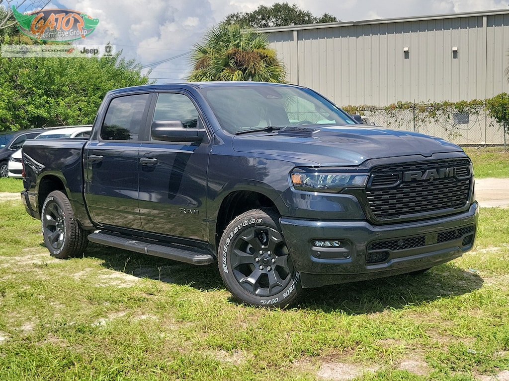 New 2026 Ram 1500 EXPRESS CREW CAB 4X4 5'7 BOX Pickup