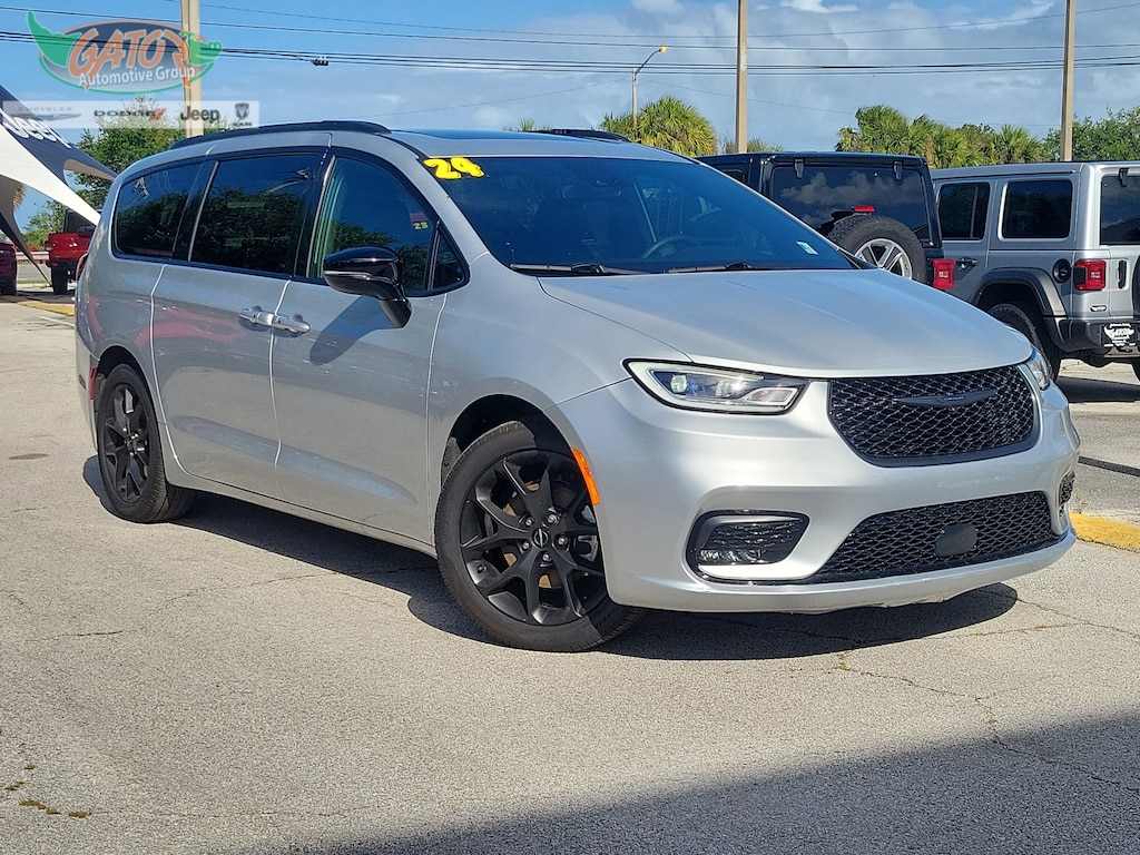 Used 2024 Chrysler Pacifica Limited Van Passenger Van