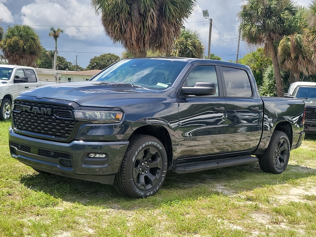 New 2026 Ram 1500 EXPRESS CREW CAB 4X4 5'7 BOX Pickup
