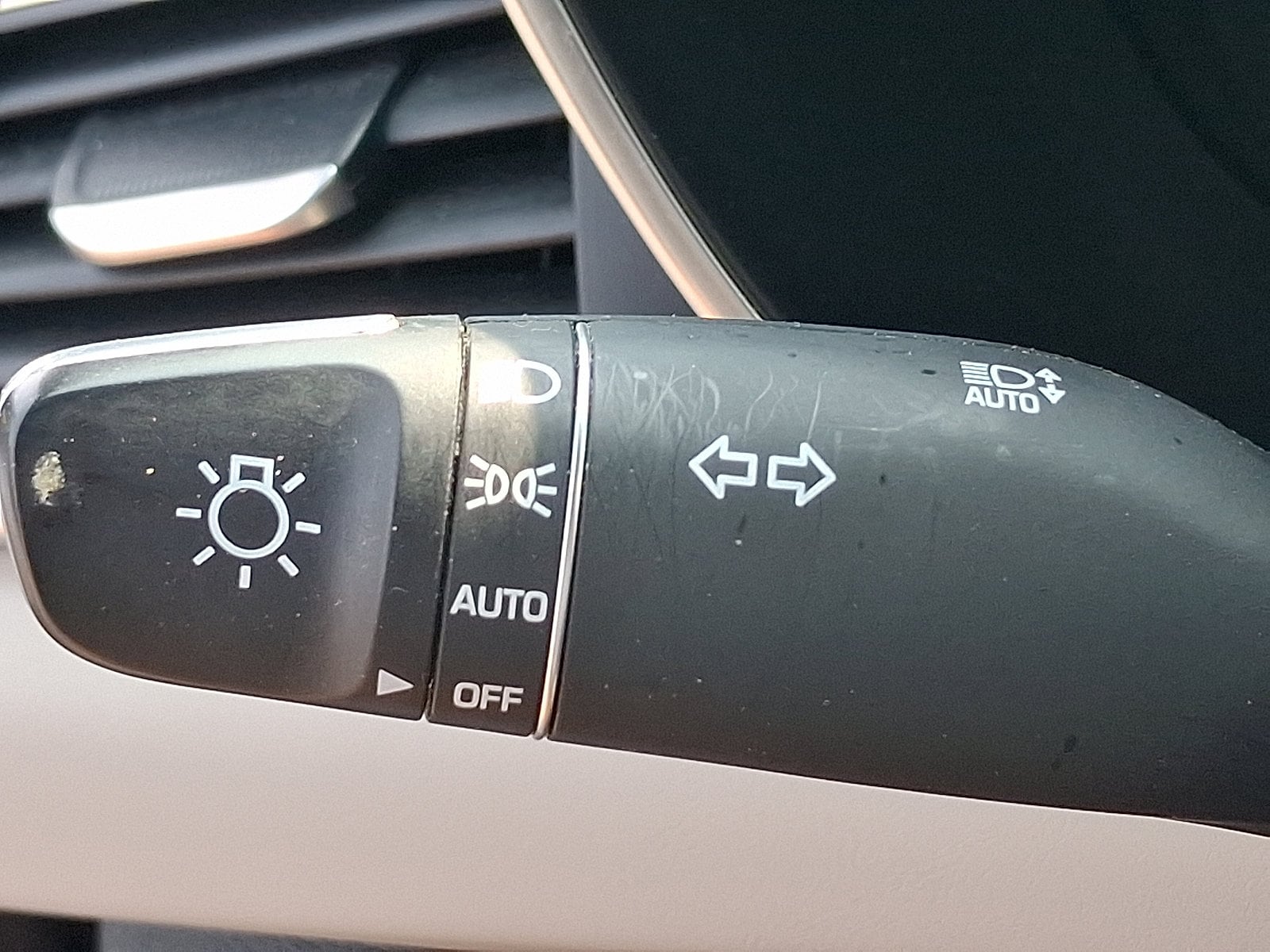 2023 GENESIS G70 Standard - Photo 25