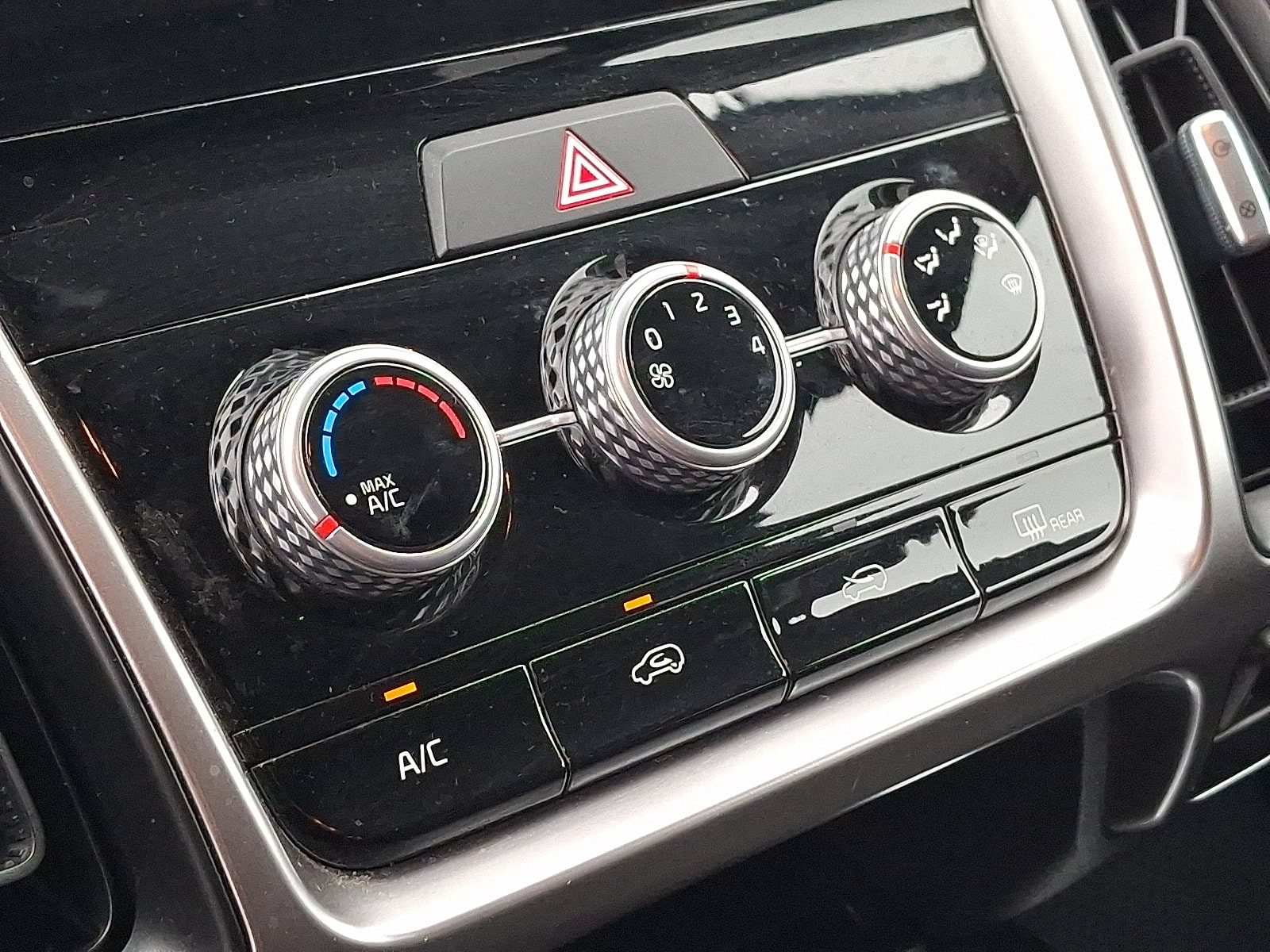 2023 Kia Sorento LX - Photo 15