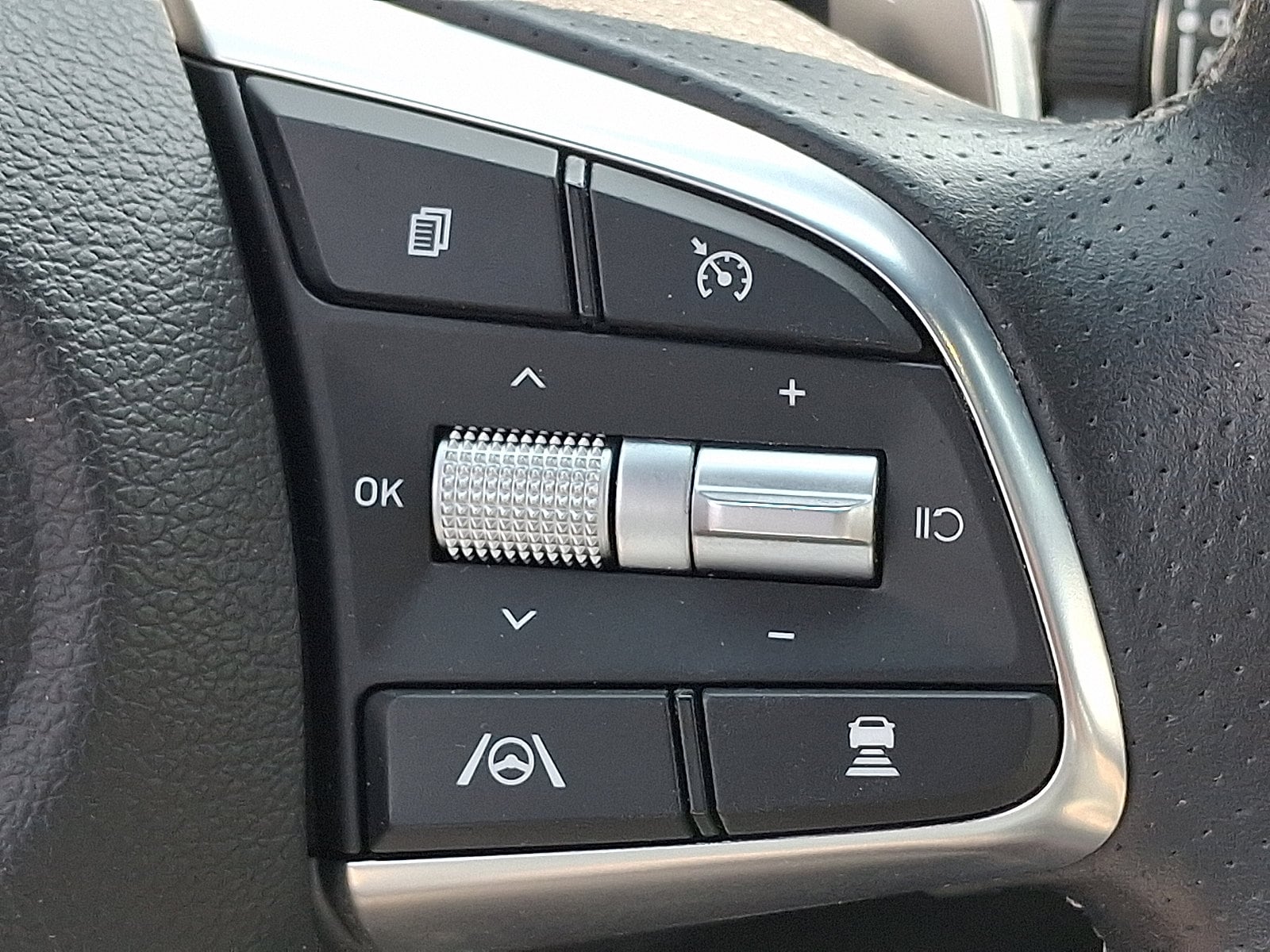 2023 GENESIS G70 Standard - Photo 23