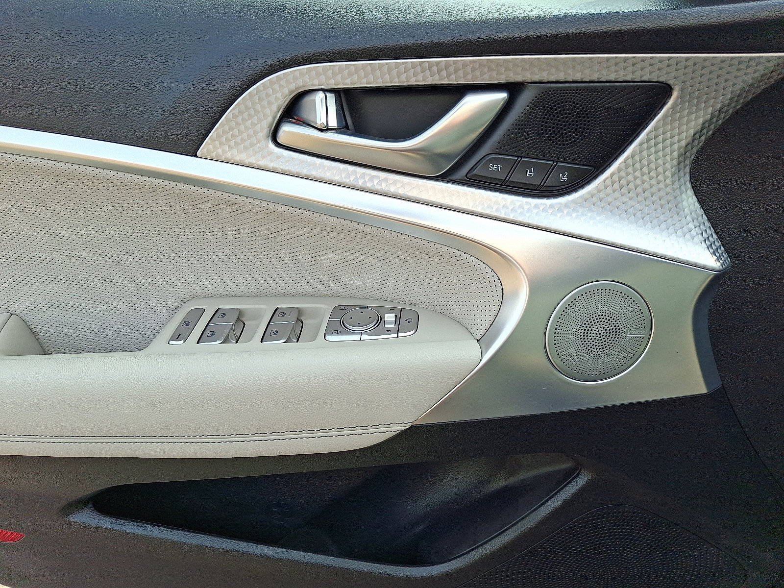 2023 GENESIS G70 Standard - Photo 13