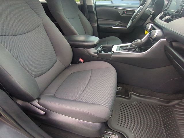 2021 Toyota RAV4 LE - Photo 19