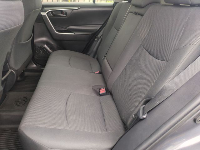 2021 Toyota RAV4 LE - Photo 17