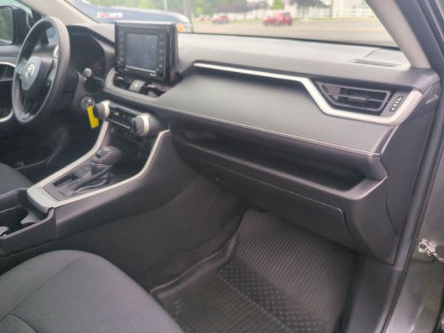 2021 Toyota RAV4 LE - Photo 20