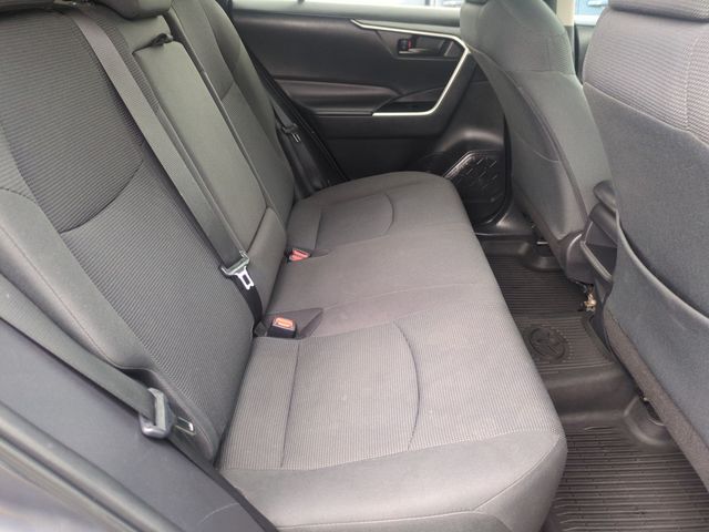 2021 Toyota RAV4 LE - Photo 18
