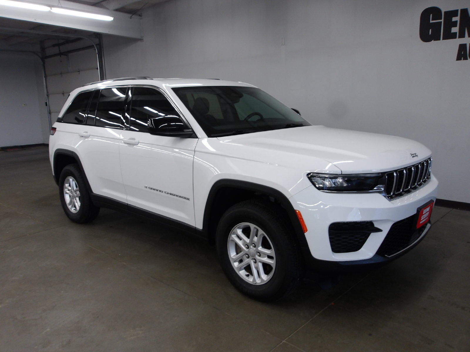 Used 2023 Jeep Grand Cherokee Laredo SUV