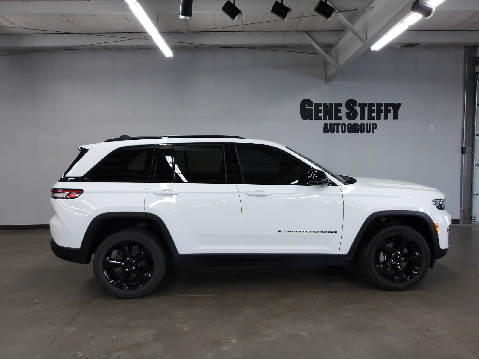 Used 2023 Jeep Grand Cherokee Altitude X SUV