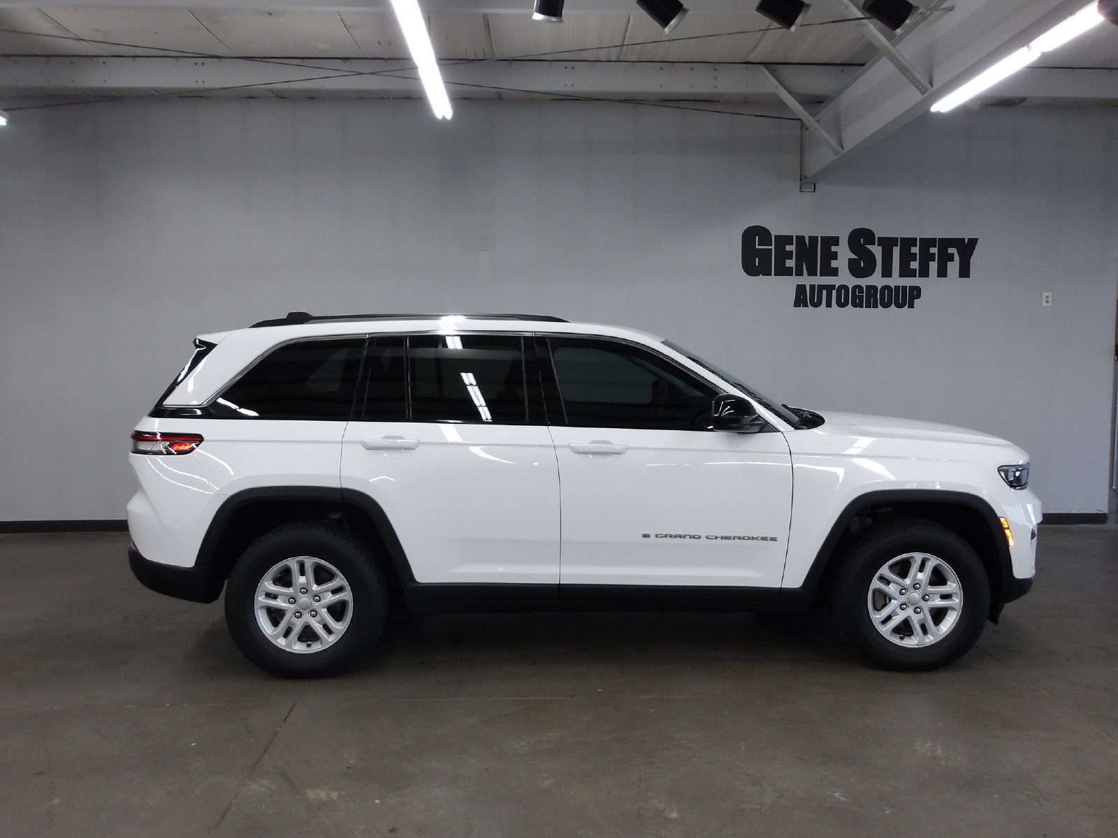 Used 2023 Jeep Grand Cherokee Laredo SUV