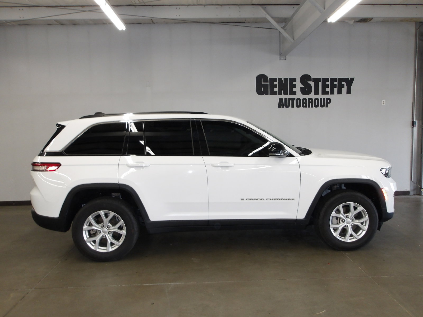 Used 2023 Jeep Grand Cherokee Limited SUV