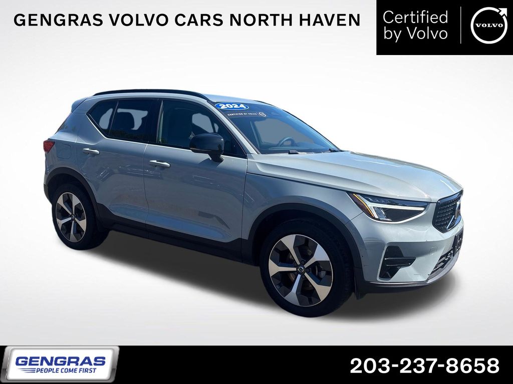 2024 Volvo XC40 Core