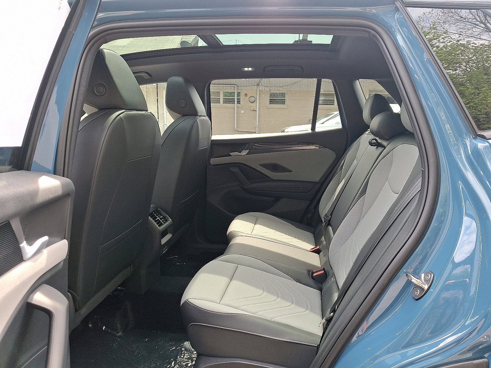 2026 Volkswagen Tiguan SE R-LINE BLACK - Photo 6