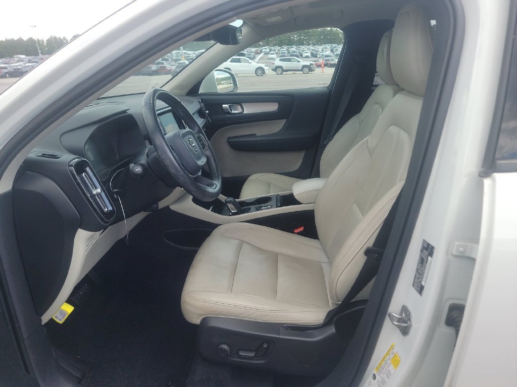 Certified 2020 Volvo XC40 Momentum SUV