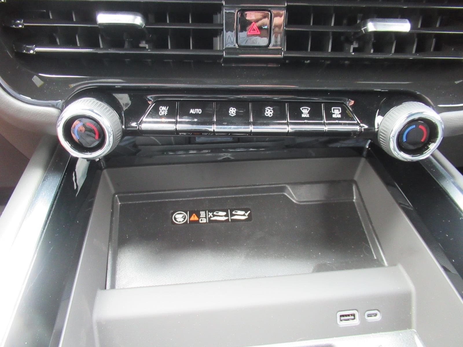 2025 Chevrolet Suburban Premier - Photo 28