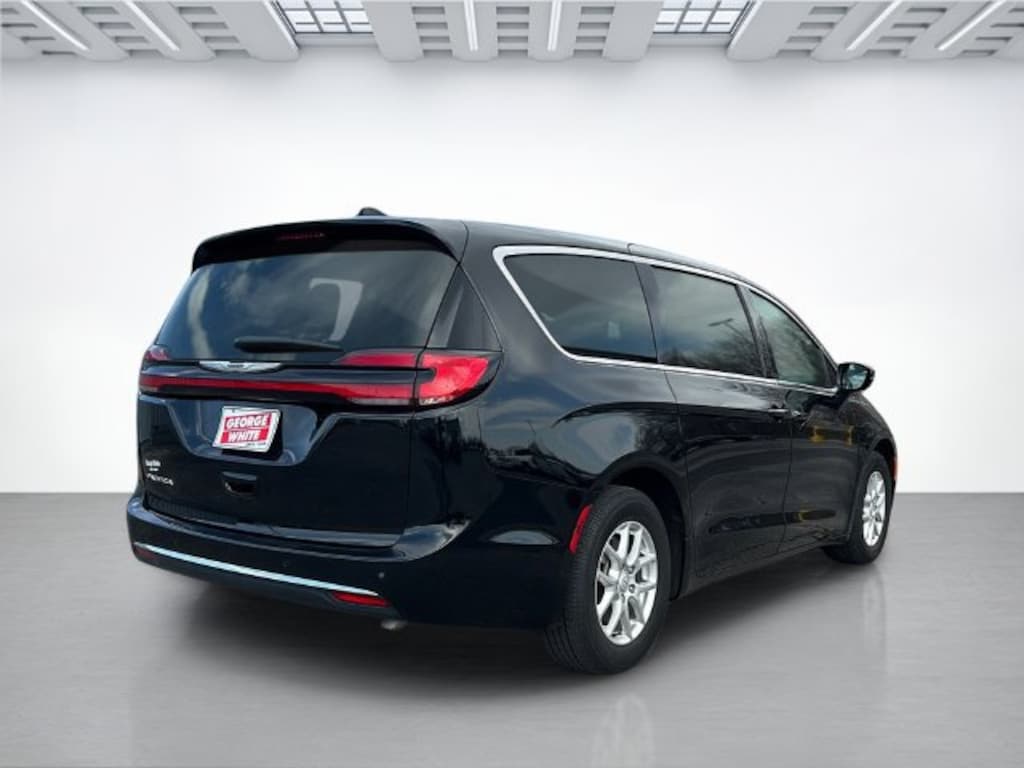 Used 2025 Chrysler Pacifica Select