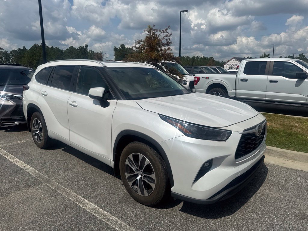Used 2024 Toyota Highlander XLE XLE FWD