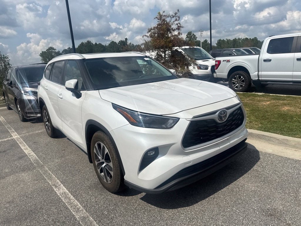 Used 2024 Toyota Highlander XLE XLE FWD