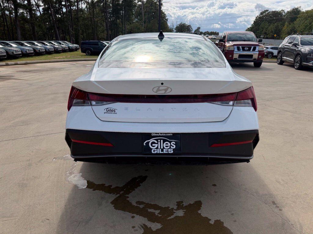New 2026 Hyundai Elantra SE Sedan