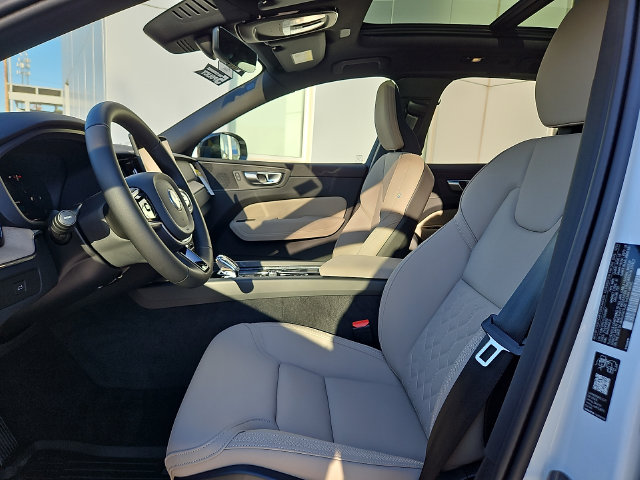 2026 Volvo XC60 Plus - Photo 17