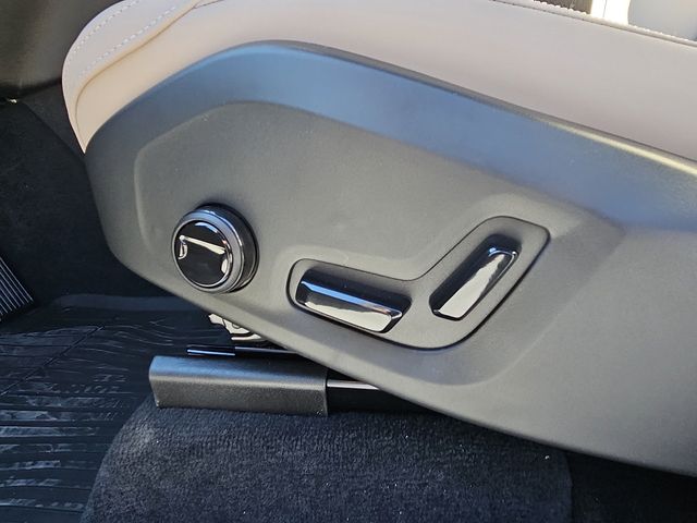 2026 Volvo XC90 Plus - Photo 18