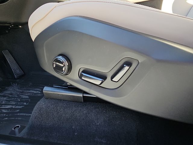 2026 Volvo XC90 Plus - Photo 17