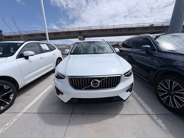 2025 Volvo XC40