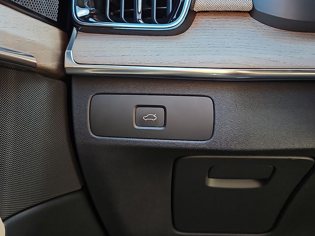 2026 Volvo XC90 Plus - Photo 18