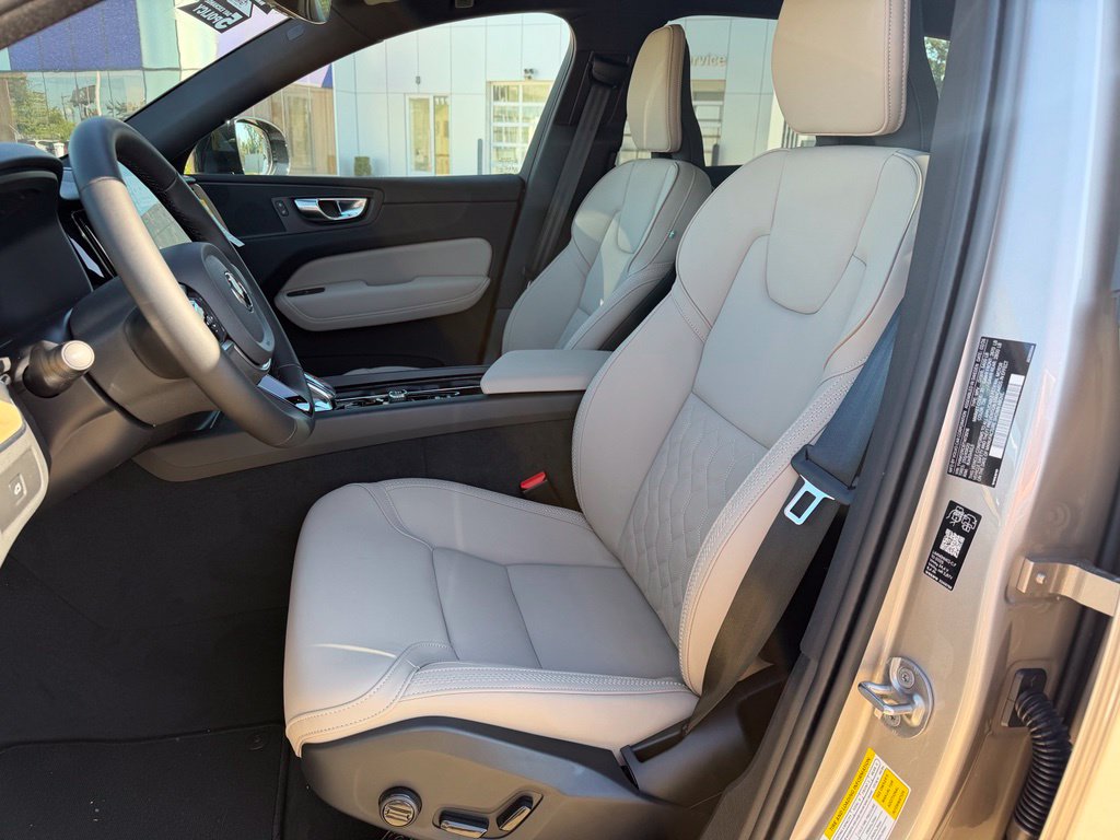 2026 Volvo XC60 Plus - Photo 11