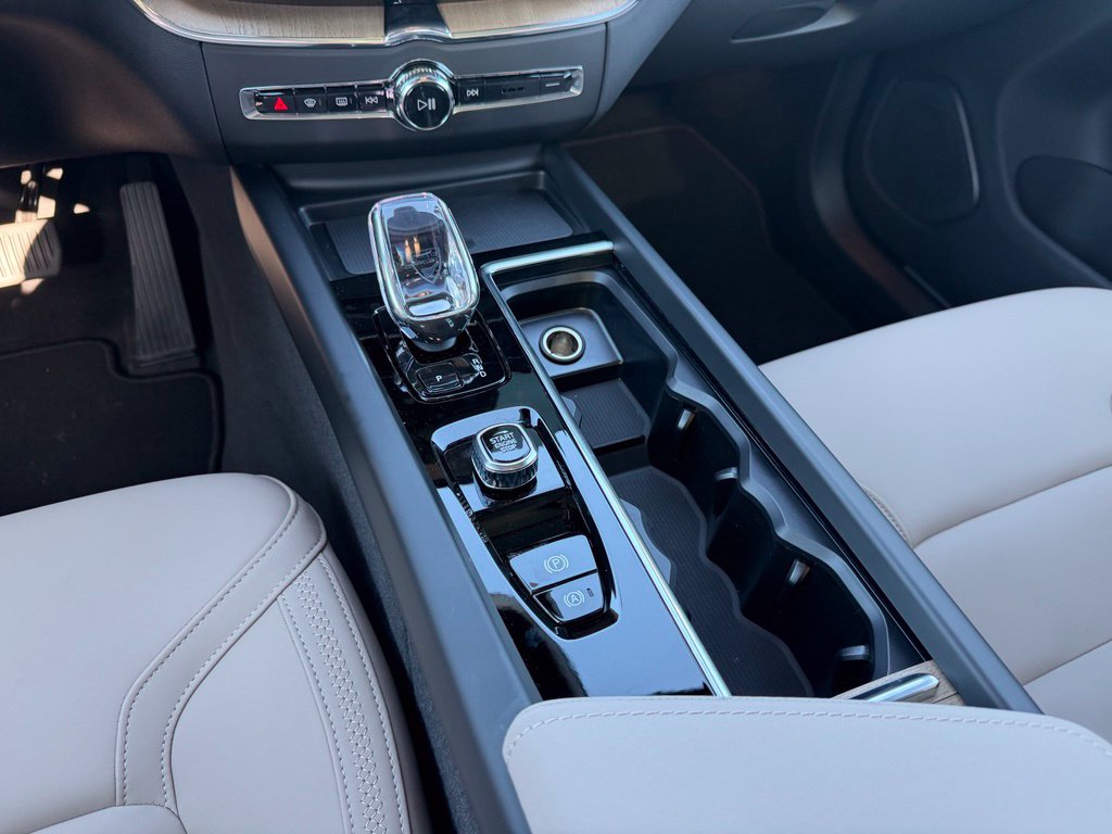 2026 Volvo XC60 Plus - Photo 17