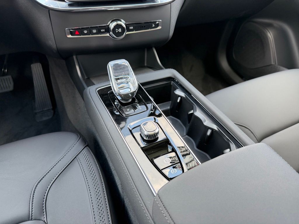 2026 Volvo XC90 Plus - Photo 17