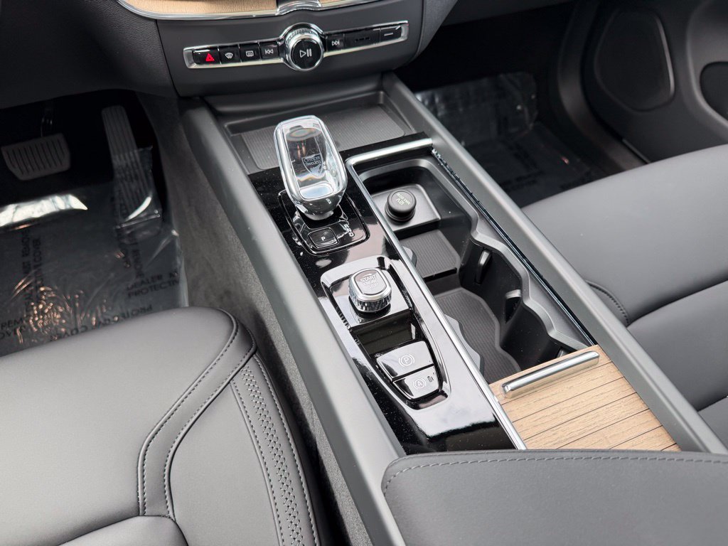 2026 Volvo XC60 Plus - Photo 17