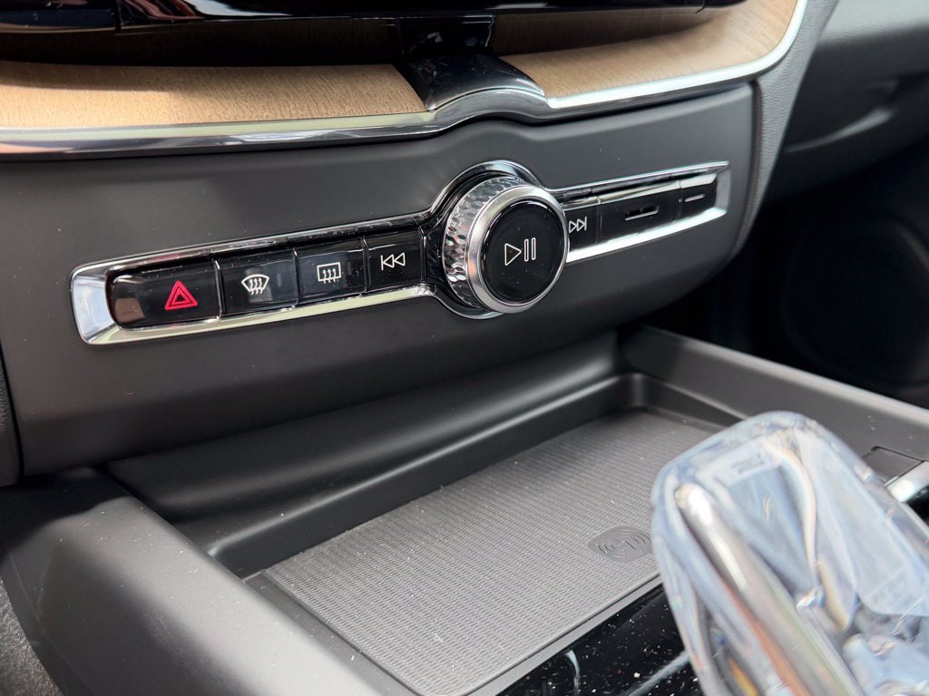 2026 Volvo XC60 Plus - Photo 22