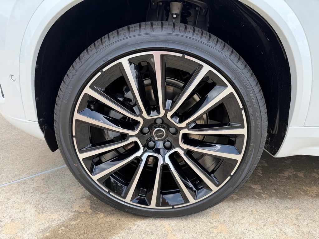 2026 Volvo XC90 Plus - Photo 10