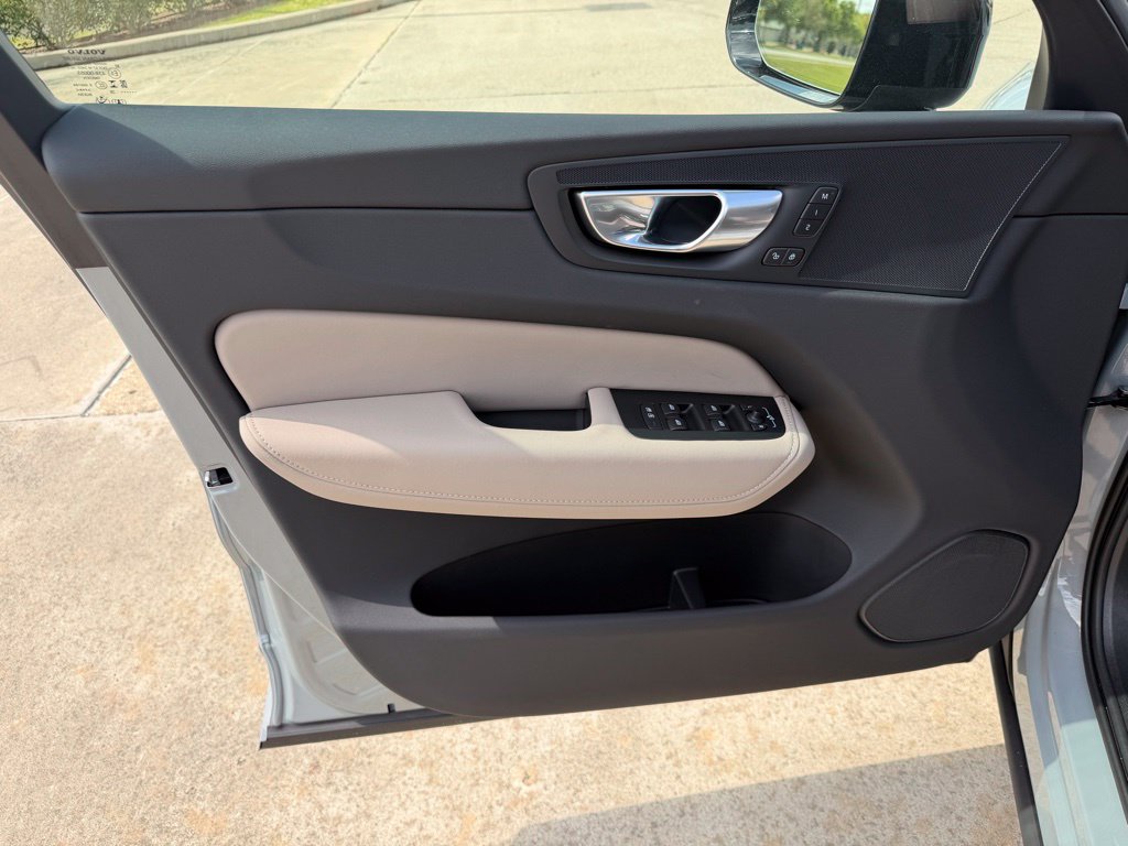 2026 Volvo XC60 Plus - Photo 13