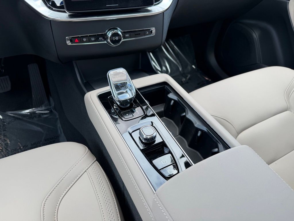 2026 Volvo XC90 Plus - Photo 17