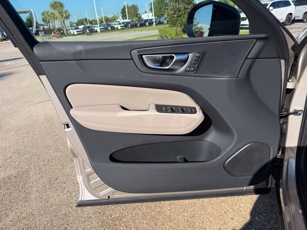 2026 Volvo XC60 Plus - Photo 13