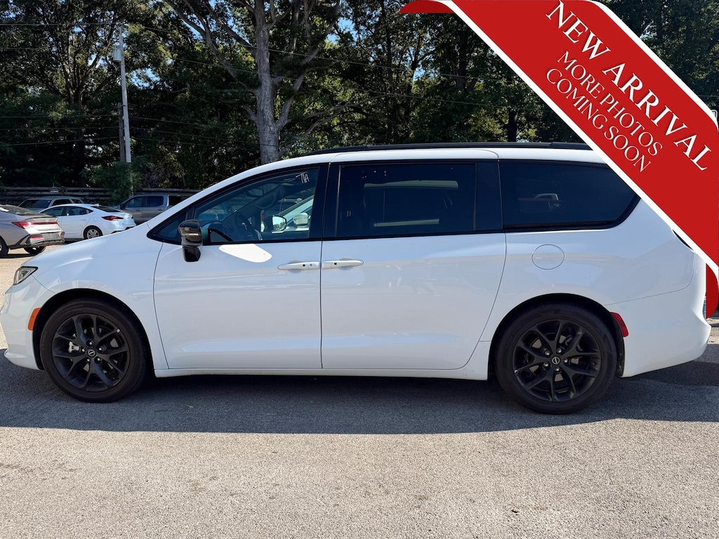 Used 2025 Chrysler Pacifica Limited Van Passenger Van