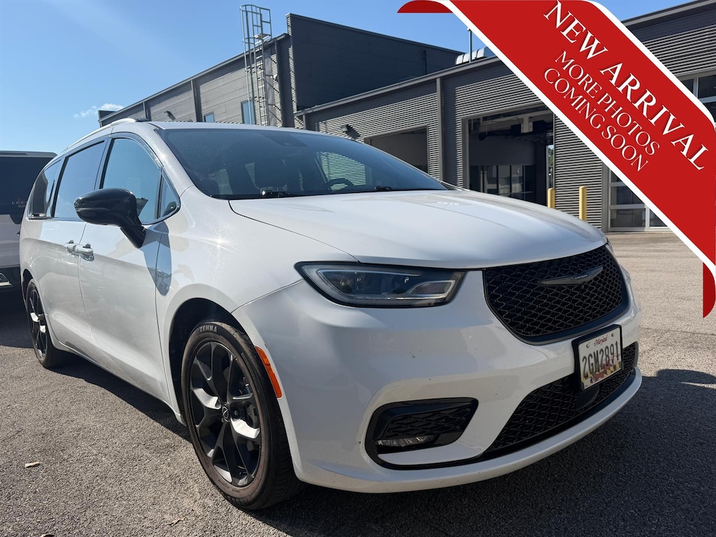 Used 2025 Chrysler Pacifica Limited Van Passenger Van