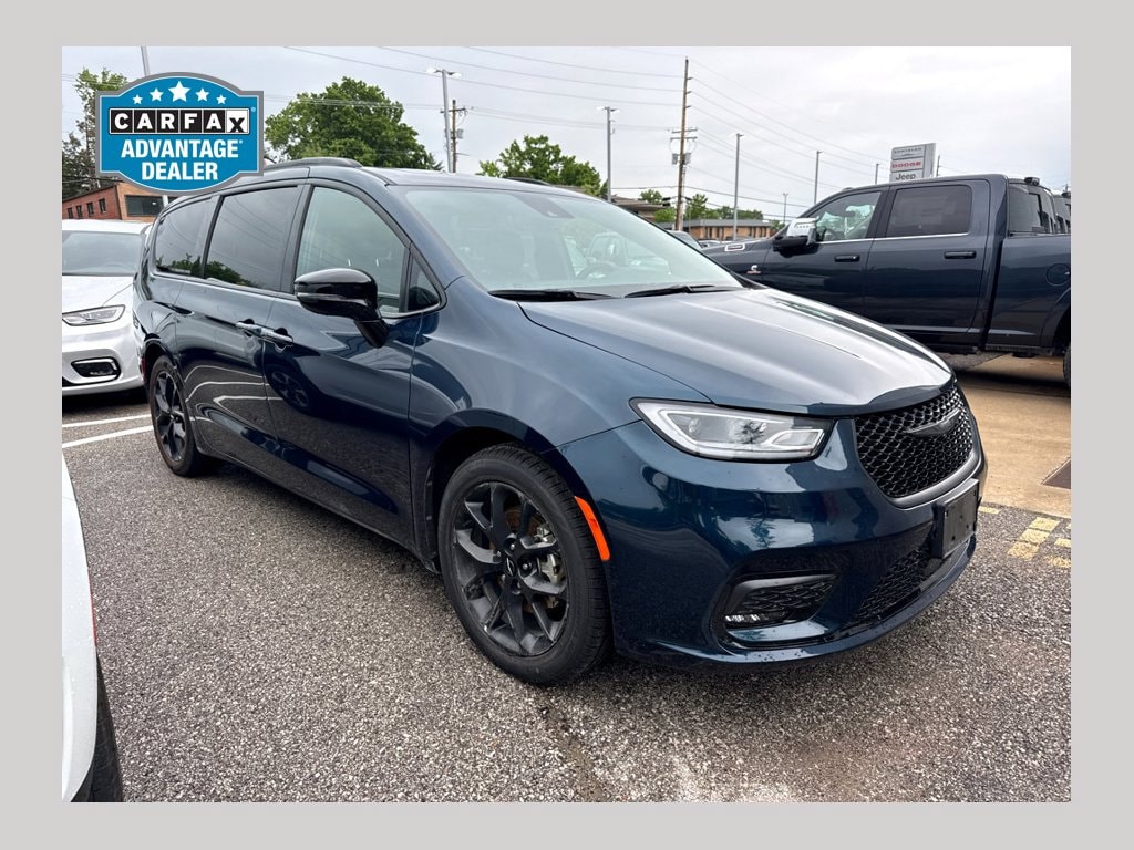 Used 2025 Chrysler Pacifica Limited Minivan/Van