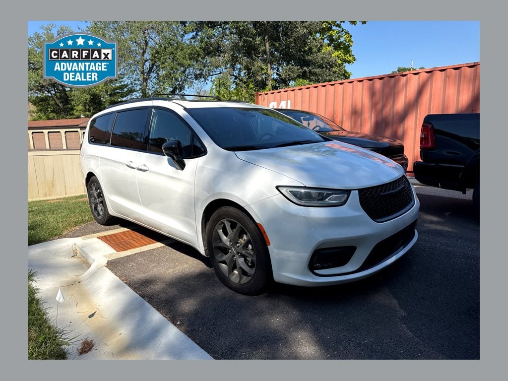 Used 2025 Chrysler Pacifica Limited Minivan/Van