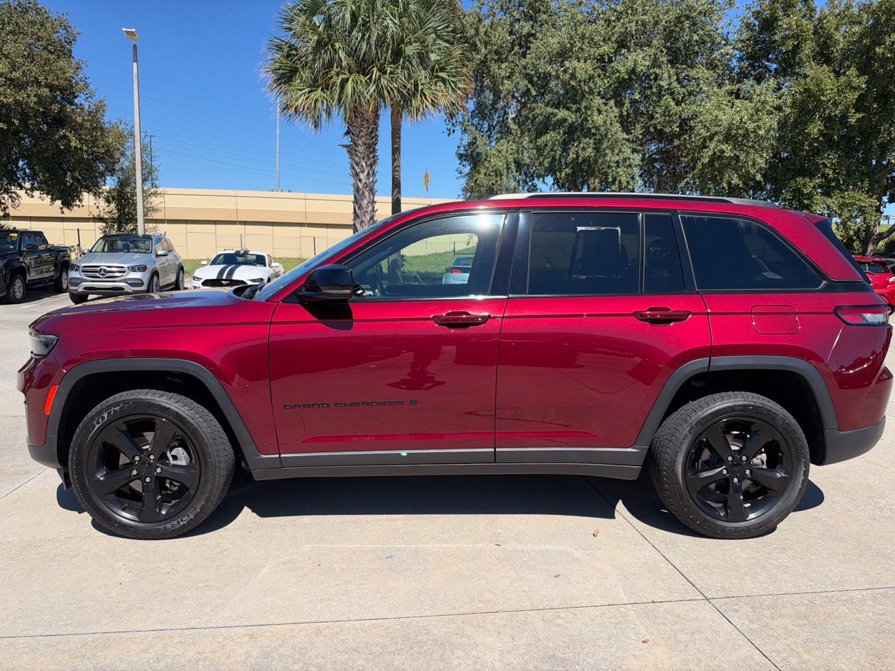 Used 2023 Jeep Grand Cherokee Altitude 4x4 SUV