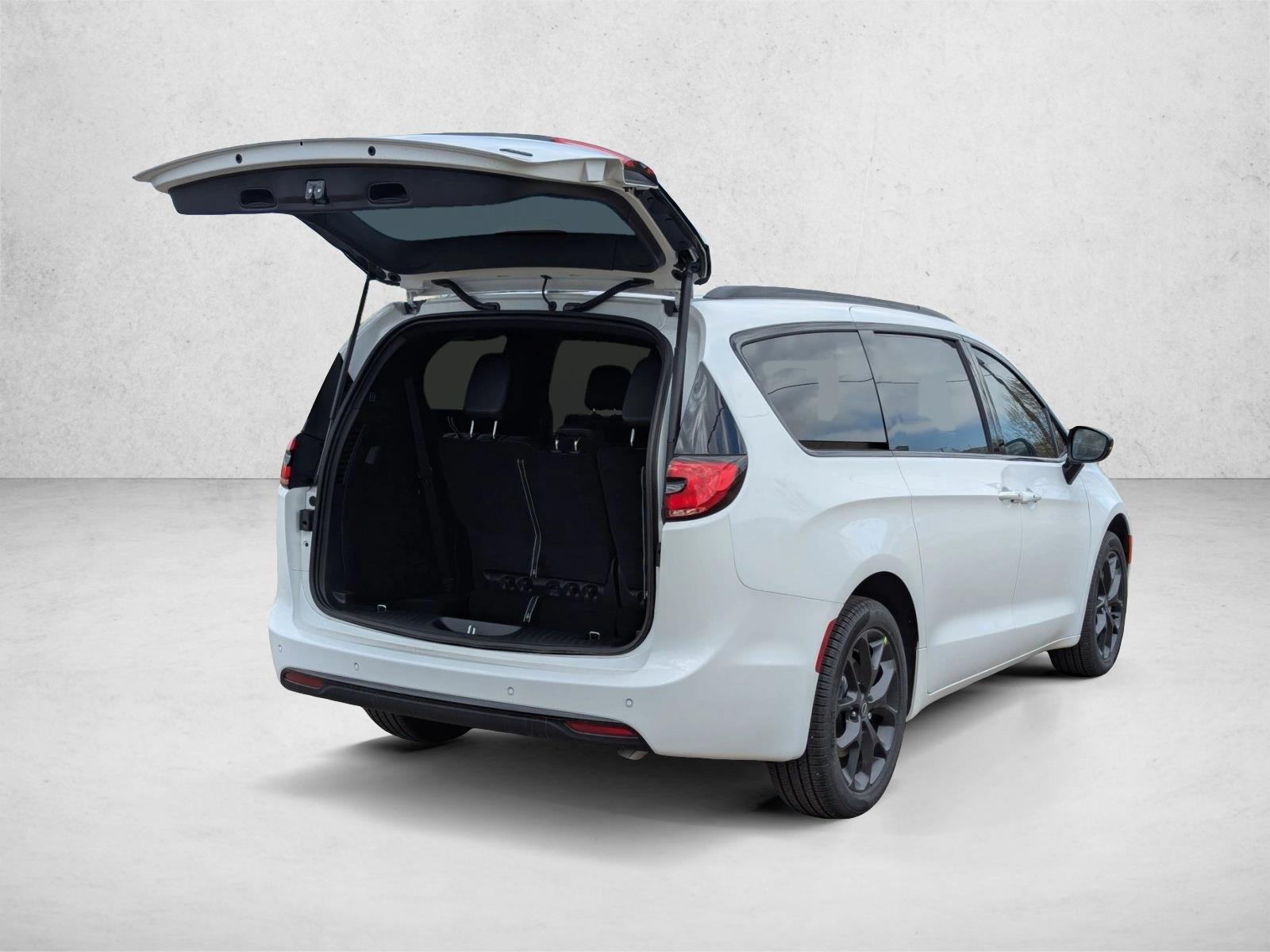 New 2026 Chrysler Pacifica Select Van Passenger Van